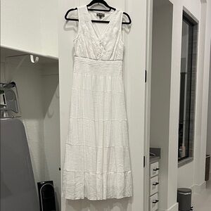 White Sleeveless Dress Embroidered Details Medium petite V neck smocked waist